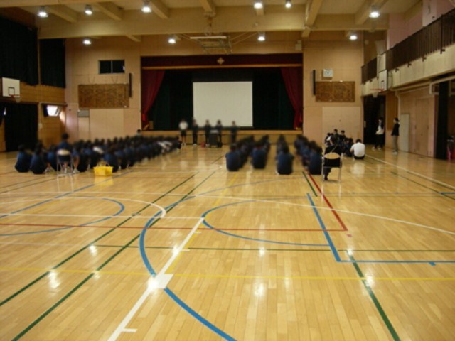 ８年学年集会　スキー教室実行委員から