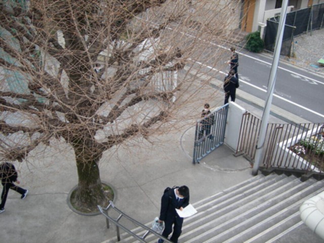 朝、昇降口前で新学級名表を配布しました。
