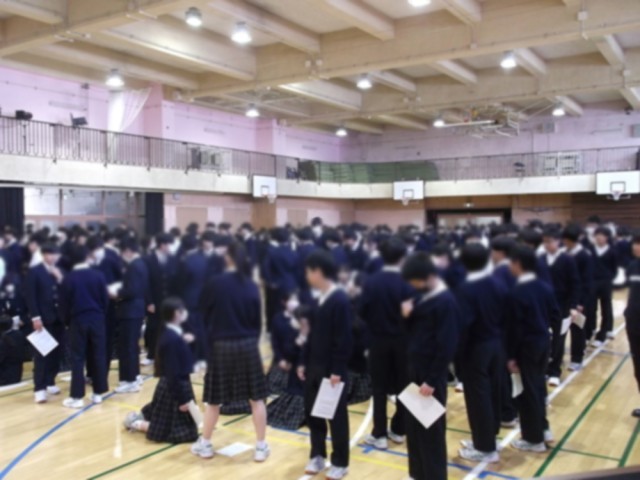 生徒どうしで服装をチェックし合います