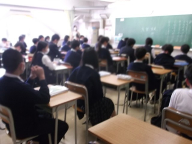 避難訓練、静かに放送を聞きます