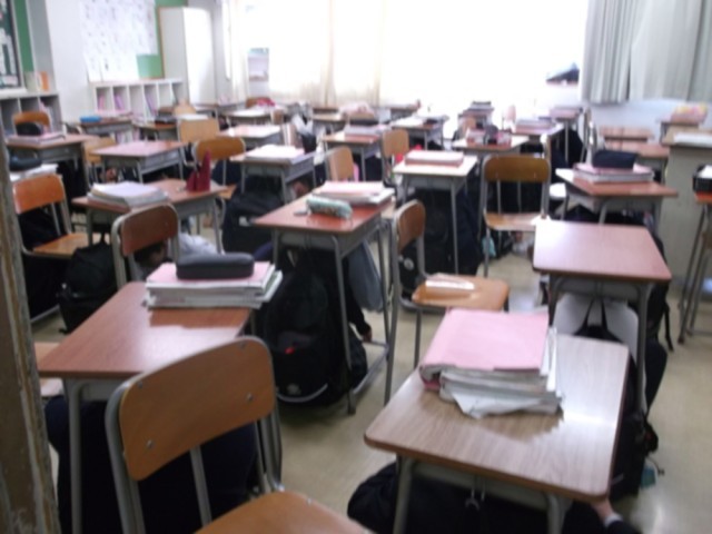 地震発生、机の下に潜ります