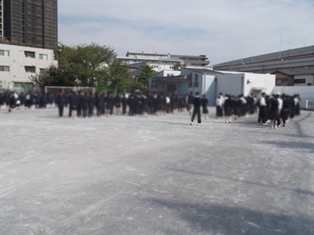 集合し、素早く整列します
