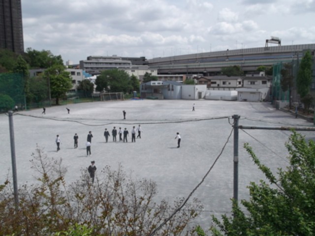 昼休みのボール遊び