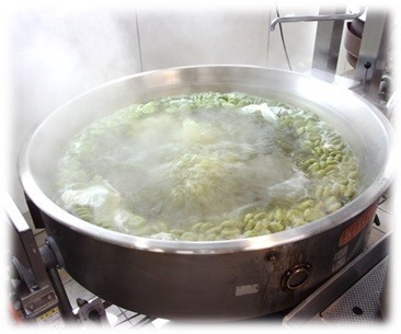 釜で団子を茹で、水で冷やします。