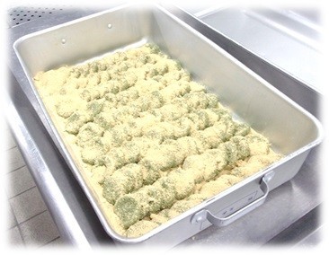 きな粉を敷いたバットに団子を並べ、上からもきな粉をふりかけ出来上がりです。