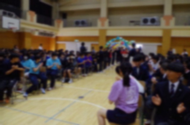 先輩の先導で入場する様子