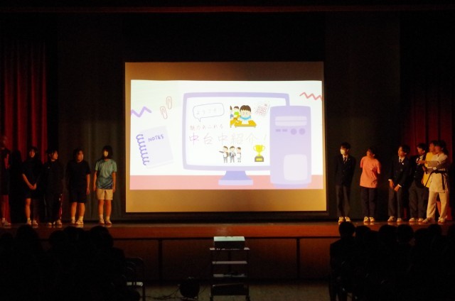 委員会の紹介をしている様子