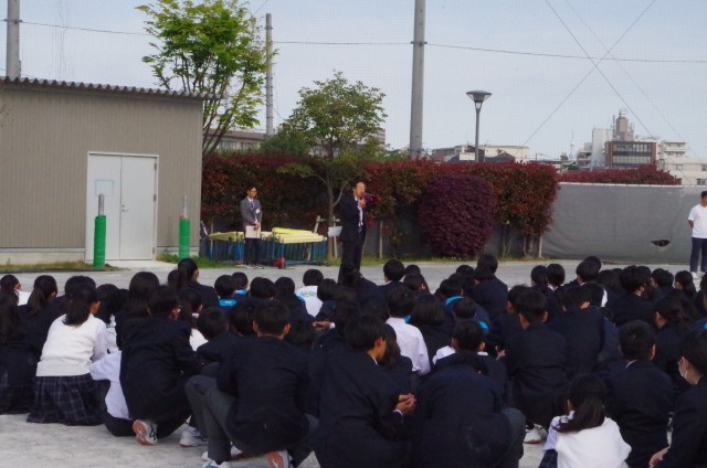 校長先生の話を聞く様子