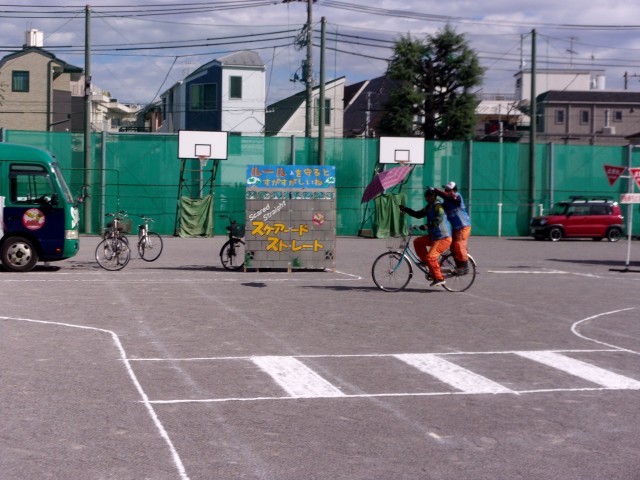 自転車の二人乗り、片手運転は違反です！